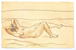 Femme inclinable au bord de la mer