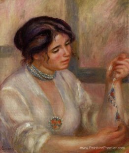 Femme avec un collier