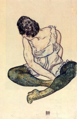 Femme assise avec des bas verts