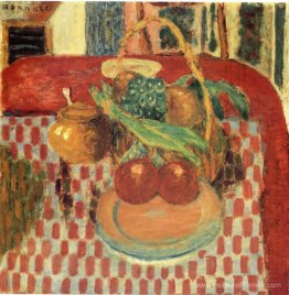 Panier et assiette de fruits sur une nappe à carreaux rouges