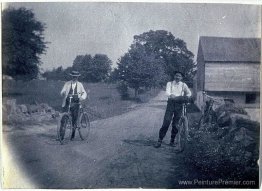 Benjamin Eakins et Samuel Murray avec des vélos