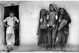 Un garçon et trois filles de la communauté Chamar, Kutch, Gujara