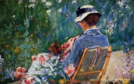 Lydia assise dans le jardin avec un chien sur ses genoux