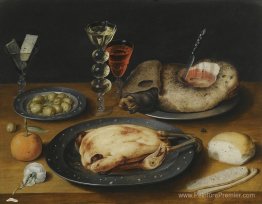 Nature morte d'un poulet rôti, un jambon et des olives sur des a