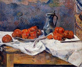 Tomates et un débardeur en étain sur une table