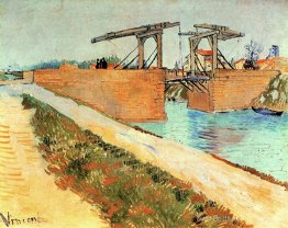 Le pont Langlois à Arles avec une route le long du canal